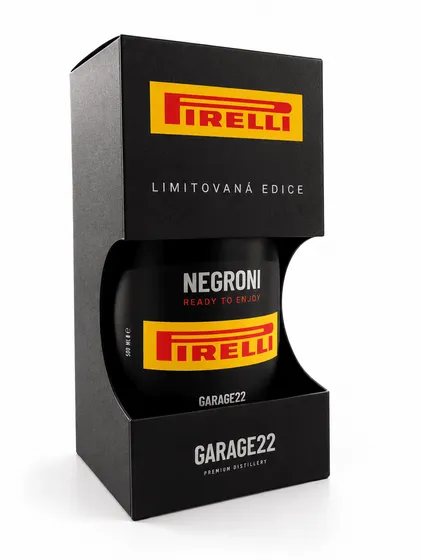 Dárkové krabice Garage22: černá krabice s průhledem na lahev Negroni, limitovaná edice pro Pirelli